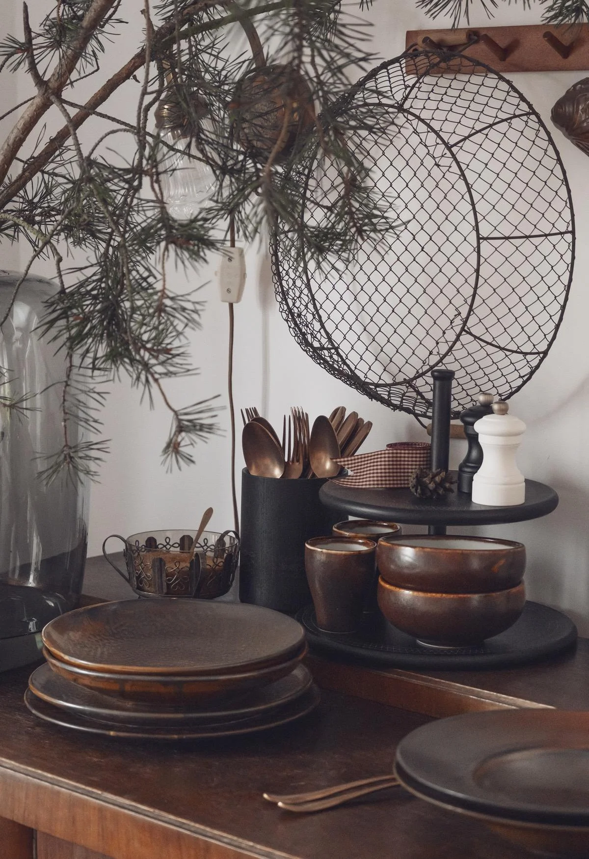 dekoracja z naczyń w świątecznej kuchni